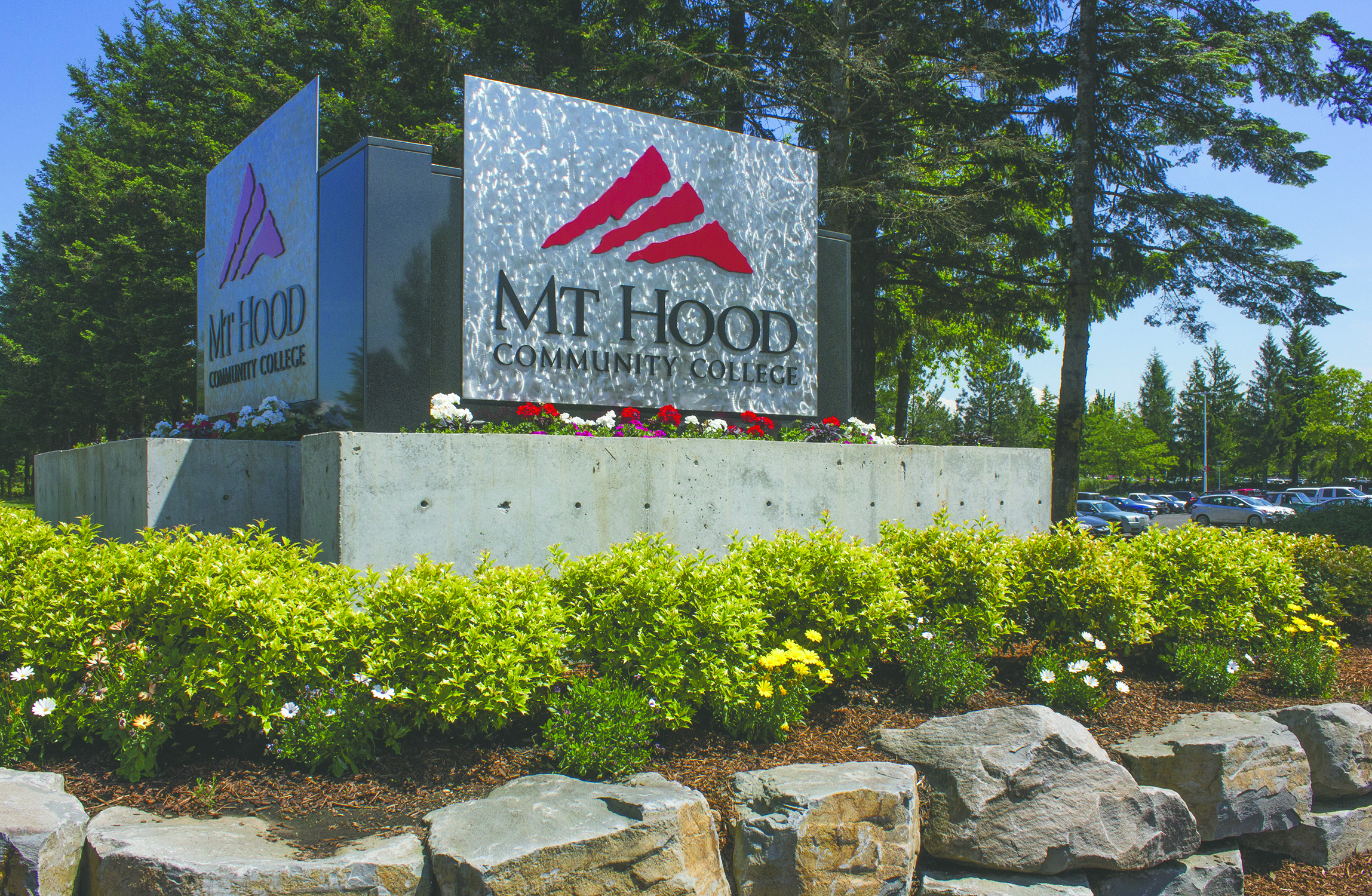 the welcome sign at mount hood community college